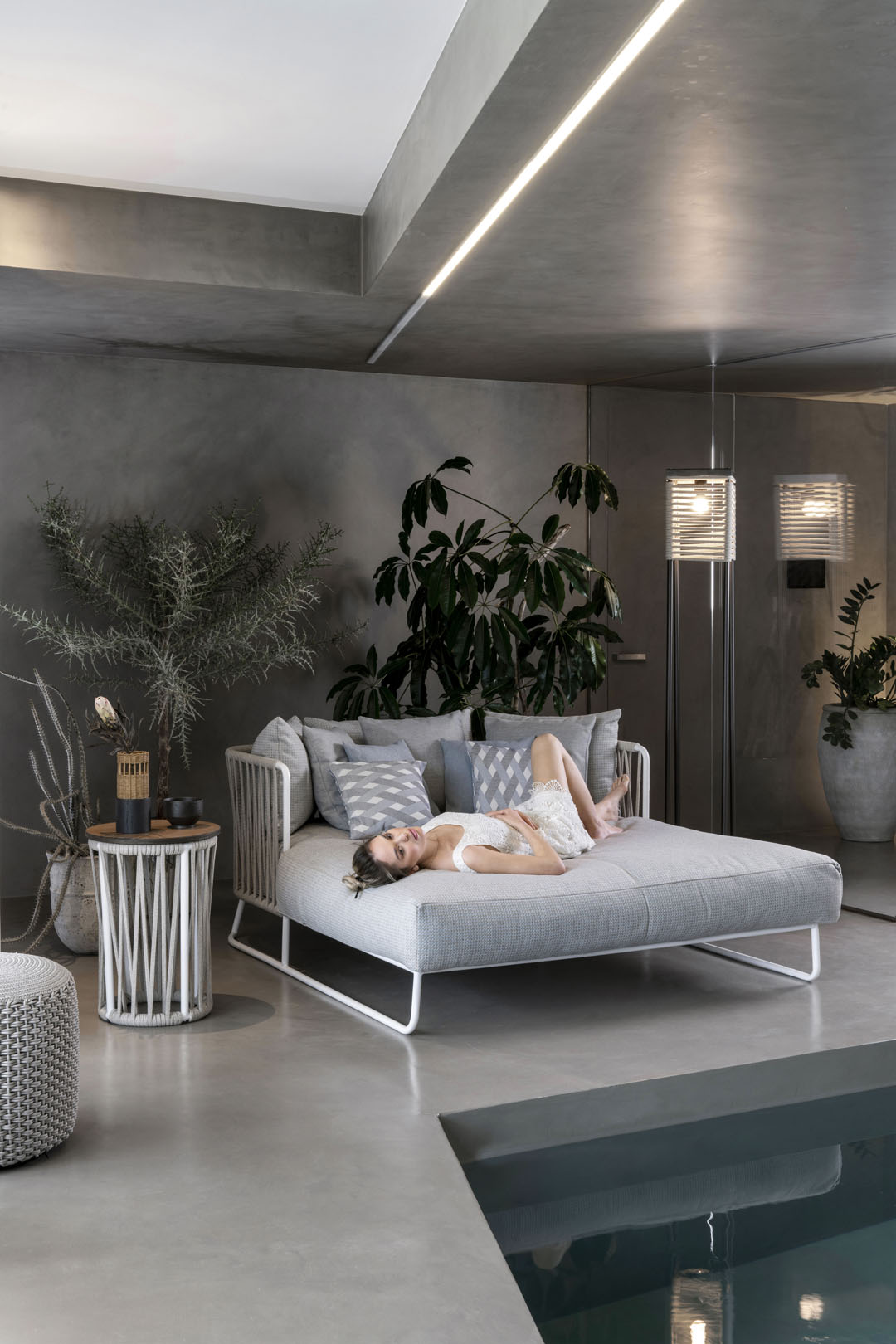 LEVANTE_Daybed, High Coffee Table and MEDITERRANEO Tower Simple Lamp