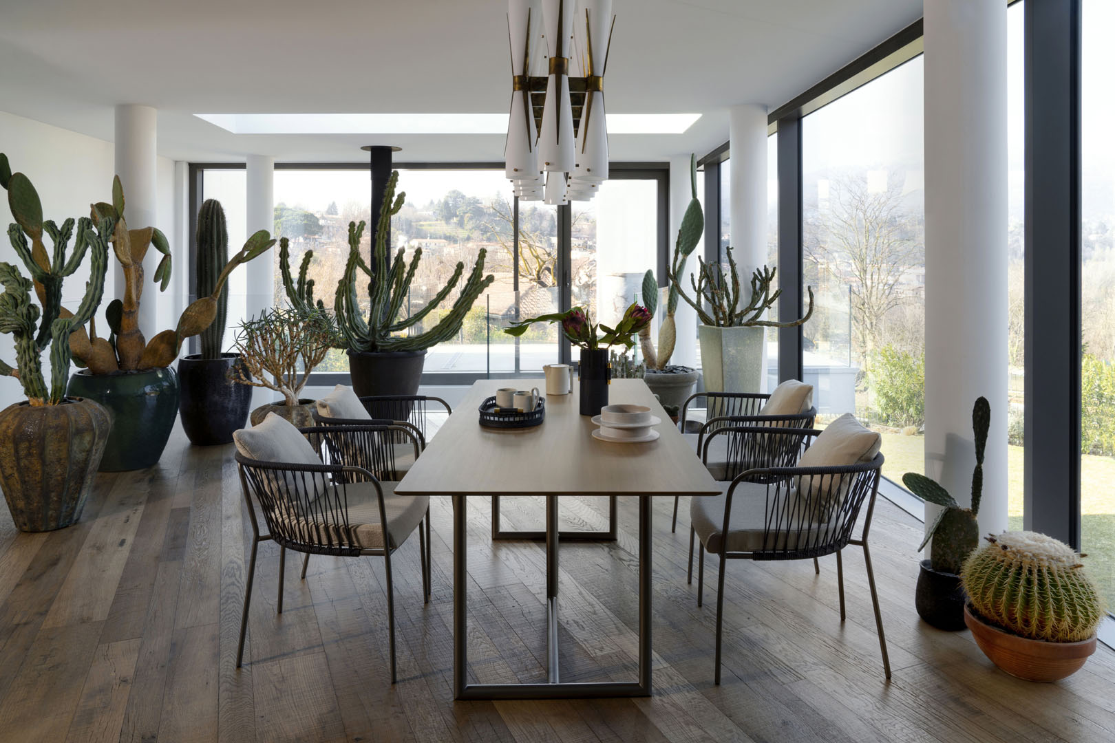 LEVANTE_Table and Chairs